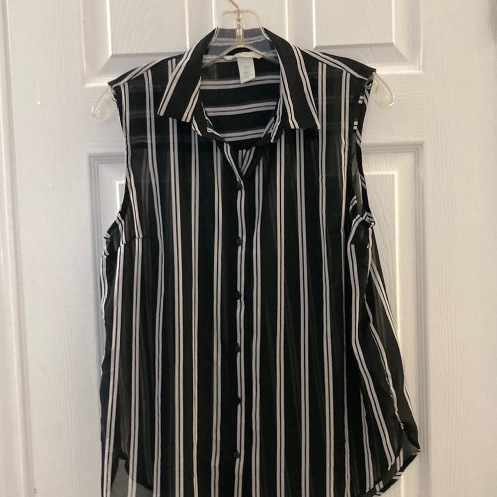 H&M black striped sleeveless blouse. EUC. Size 6.